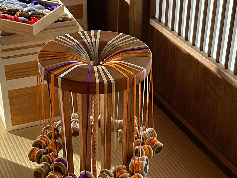 組紐の座繰り、丸台